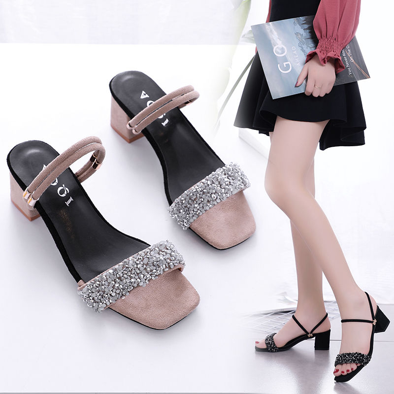 今年流行的女鞋确实够洋气的，穿上可美了，让你从头到脚都美呢