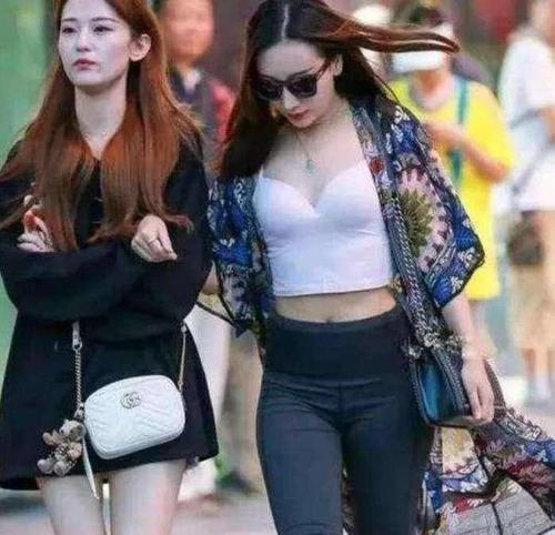 街拍：小姐姐上身一件清凉的吊带背心，看起来非常性感！