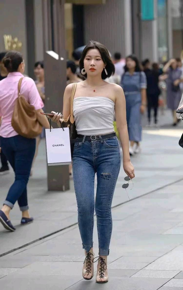 街拍路人,几款简单时尚的穿搭,告别繁琐照样美出天际