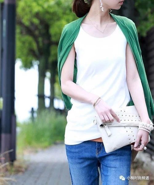女生搭配:白色无袖上衣让自己更迷人!最新日本夏季穿搭总整理
