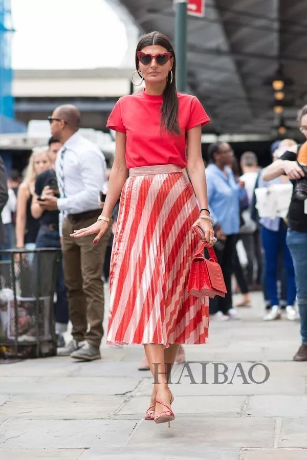 好看| 各种场合都能Hold住的“Tee+过膝裙”，包你时髦一整夏!