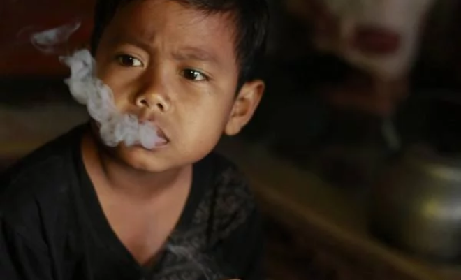 3岁男孩每天抽60根烟,父母不仅不拦着,反而鼓