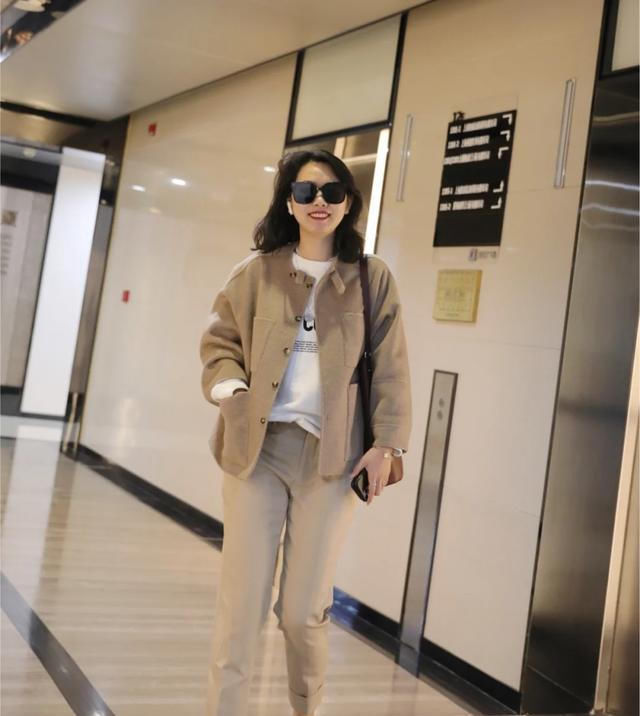  『小脚』阔腿裤已经不流行了,聪明女人都在穿小脚裤,真是太美了