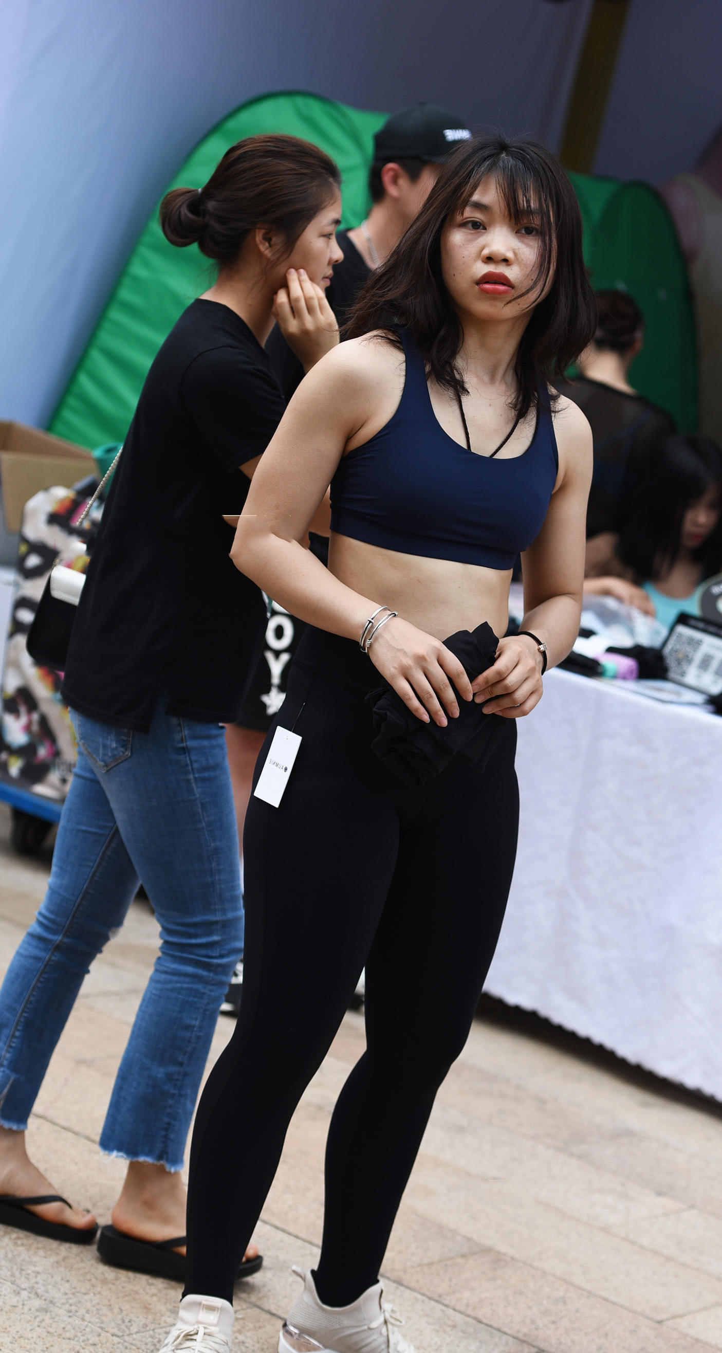 气质小姐姐紧身裤勾勒出丰腴翘臀，刚买的裤子就这么穿走了，很霸