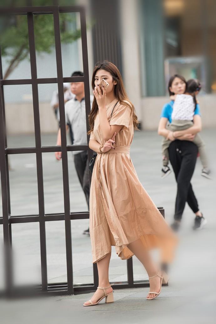 街拍:白皙美妙身姿的小姐姐,轻松演绎出别样风情!