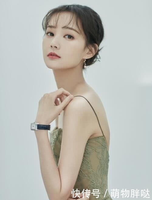 # 李一桐穿着#却敢挑战吊带抹胸裙，看到后背的裙带我懂了，李一桐只有82斤