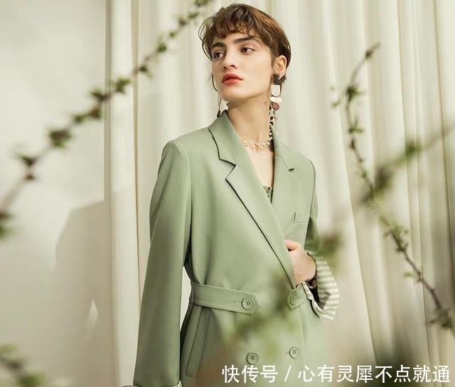  黑皮女生@今年终于不流行白衬衫！这3件单品，才是春天 时髦优雅的打开方式