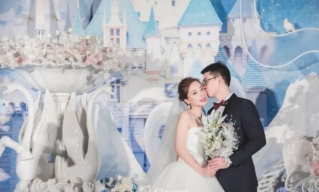 衬托：像天鹅一样的新娘，在通透的材质下，衬托的格外自信灵动