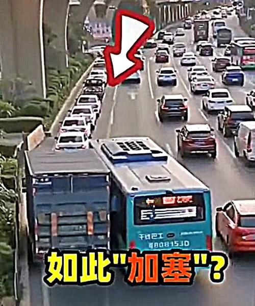 『别车』这名公交车司机下岗吧，争道抢行加恶意别车，罔顾乘客生命