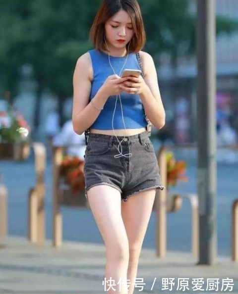 『美女』街拍:肌若凝脂的美女,一件蓝色短袖配牛仔短裤,青春活力好身材