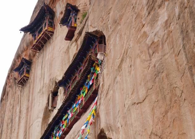 甘肃最“神秘”的寺庙，修建在悬崖峭壁之上，比悬空寺还要惊险