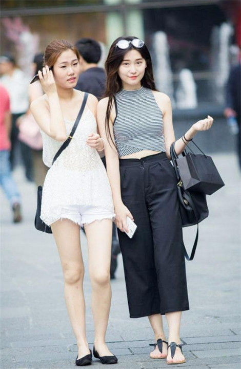  【柔美】街拍：美女身穿白色连衣裙，袒露香肩美腿，身姿柔美