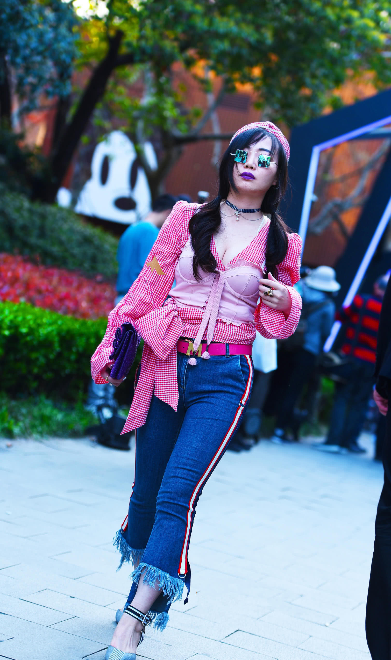 时尚辣妈复古穿着出街，烈焰紫唇捕获众人芳心