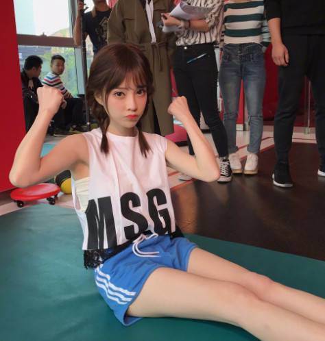 冯提莫晒身高照,垫脚刚到及格线,网友直呼这妥妥的一米五身高!