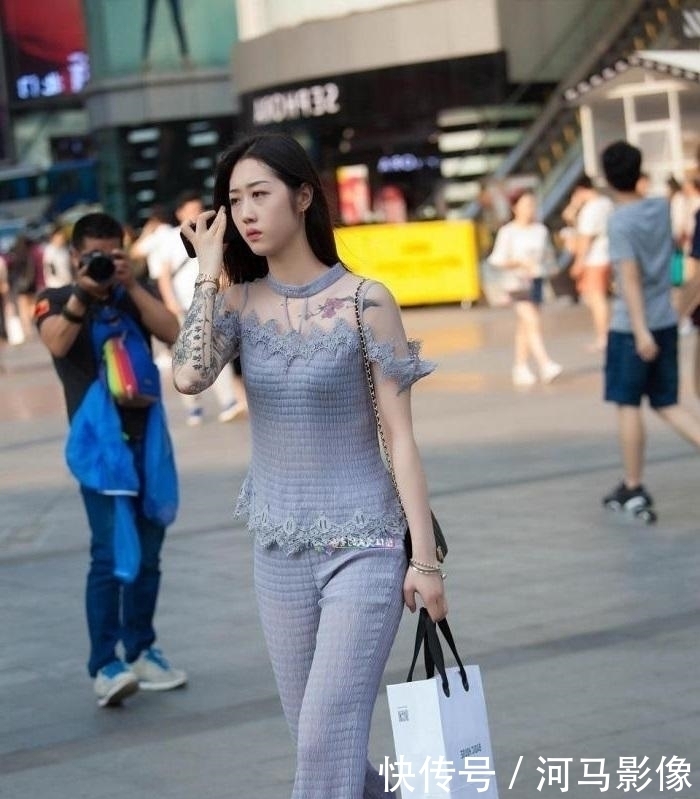 蕾丝■摄影身穿蕾丝上衣的小姐姐,身上纹身让人亮眼