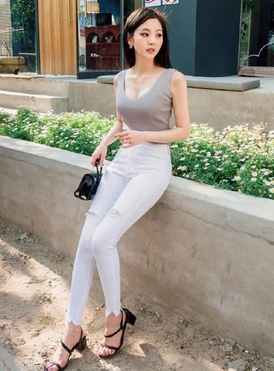 年轻漂亮的牛仔裤美女，增添几分娇俏动人，展现腿部优美线条！