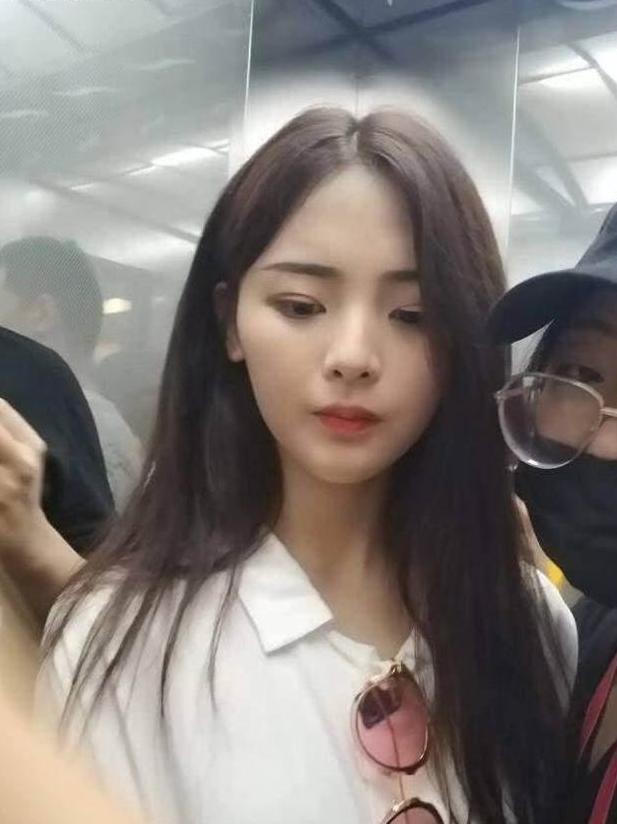 20岁宋祖儿和19岁杨超越同秀美腿，网友：这差距可不止一岁！