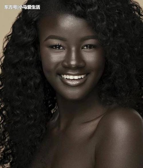 女生皮肤黑如碳，却靠自信之美成为魅力模特