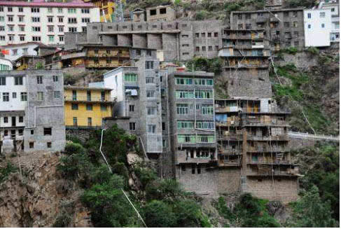 依靠悬崖建设的地方是哪里？