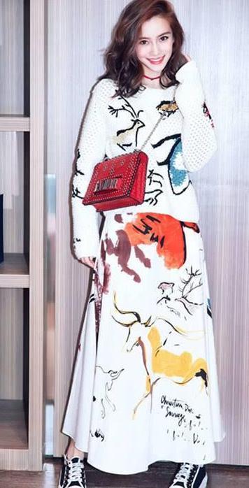 杨颖穿运动裙出席活动，纤细双腿不见，网友：修图师放假了？