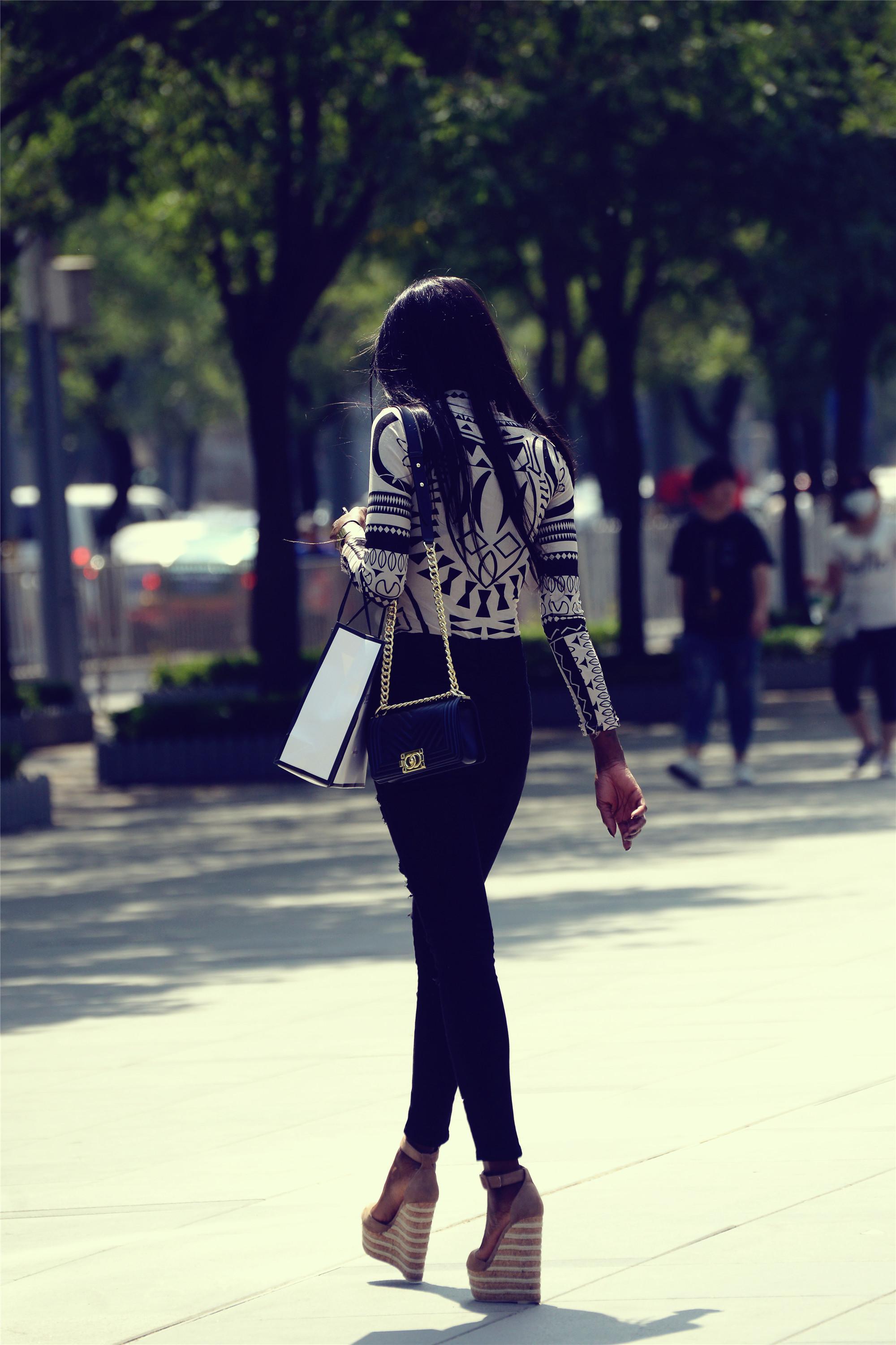 这位姑娘用高腰破洞牛仔裤和一双坡跟鞋，搭配出了全是腿的效果