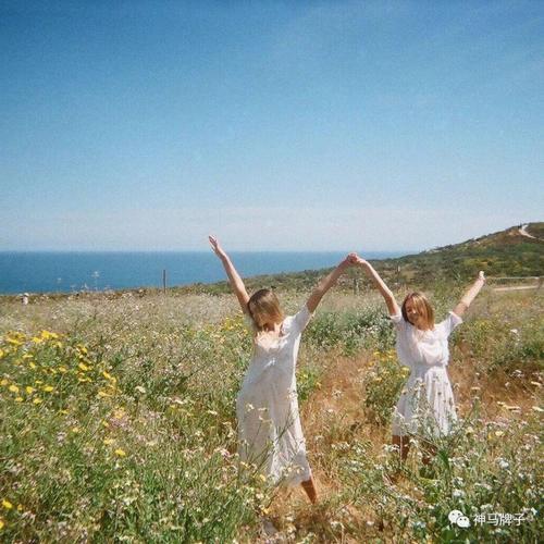 19岁德国公主很任性：晒性感比基尼照，做鬼脸比中指爱马仕背不停