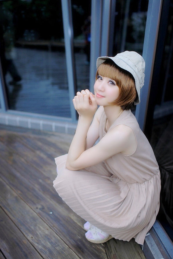 阳光下一个清新美丽可爱的短发小姐姐