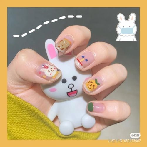  图源@不露脸的春天，当然要在指甲上做点花头啦！
