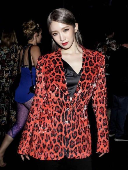 孟美岐去时装周，王菊去时装周，戚砚笛去时装周，一对比差距就来