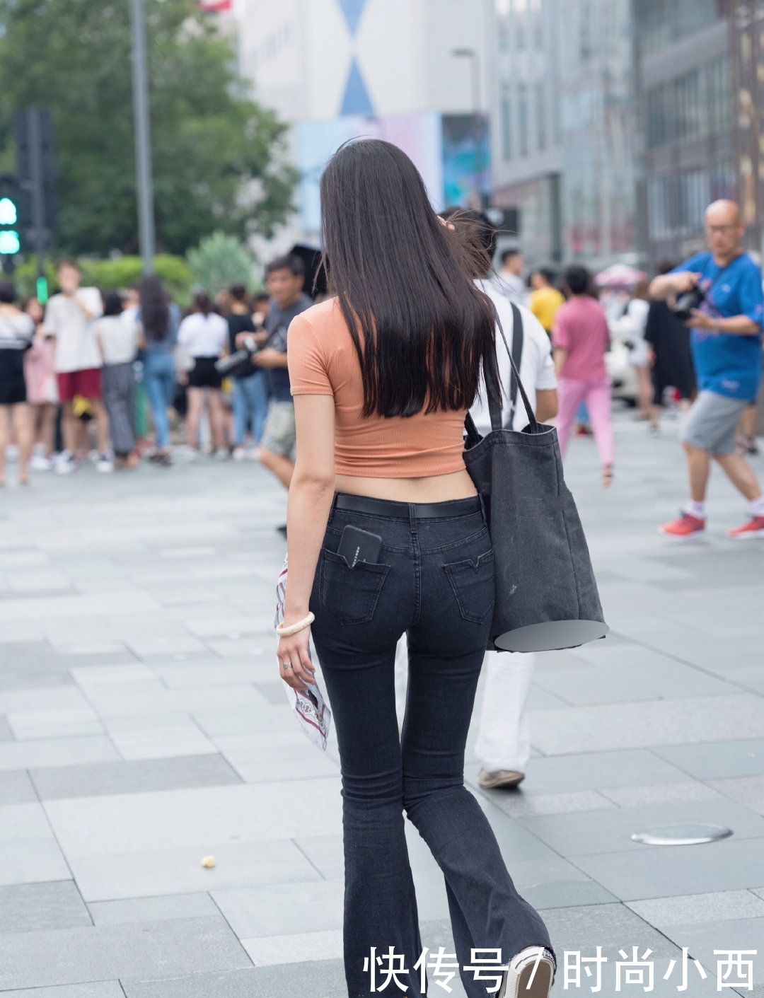 「巧妙」美女的衣服很时尚,还巧妙的搭配了一张手帕
