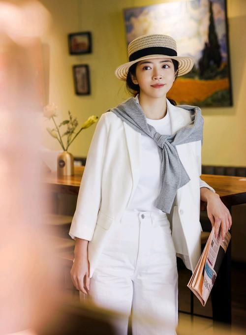 『衣摆塞进』三木把时髦“玩”到了极致!身穿白色西装配白色T恤,气质清新淡