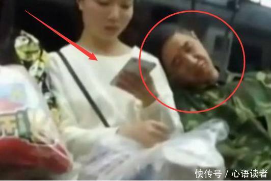 农民工坐地铁睡着后依靠在美女的肩膀上，美女的动作群众称赞