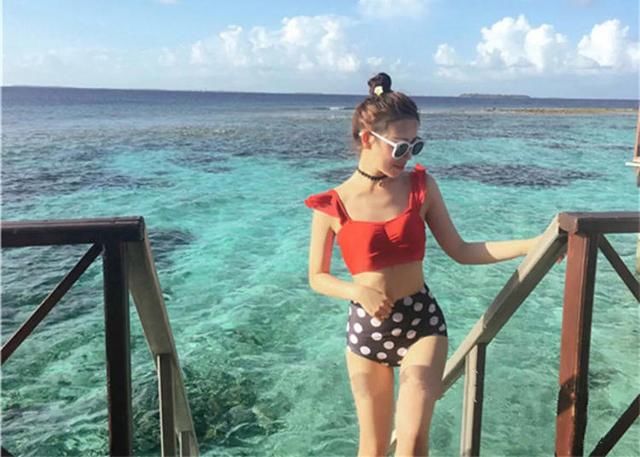 咱们女生穿泳装时，到底要不要穿内衣？