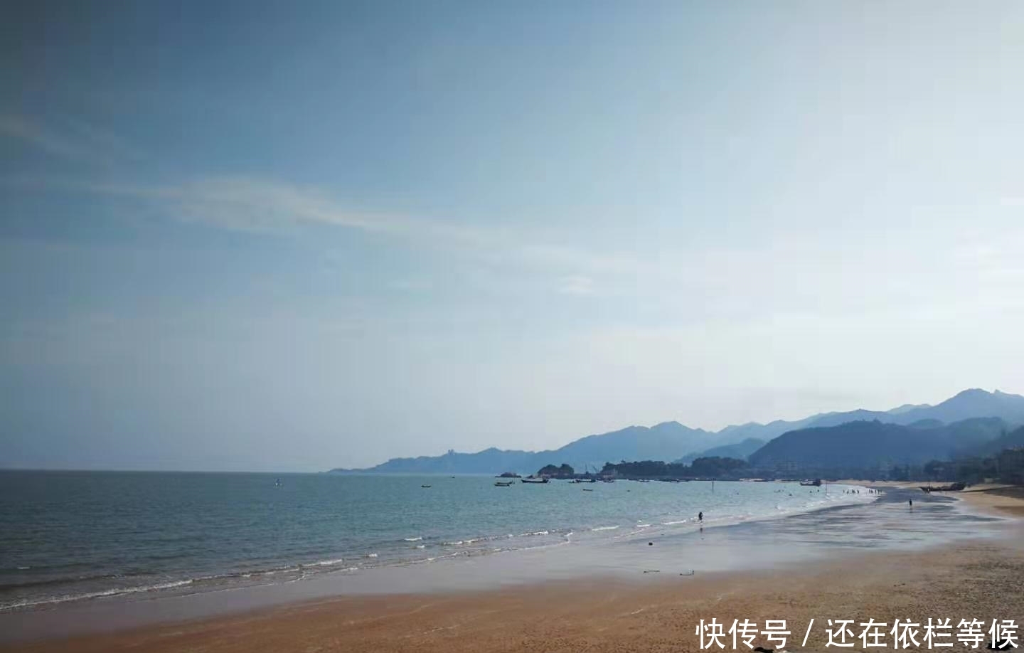 福建最美沙滩之一，因交通不便游客较少，被誉为“闽东的北戴河”