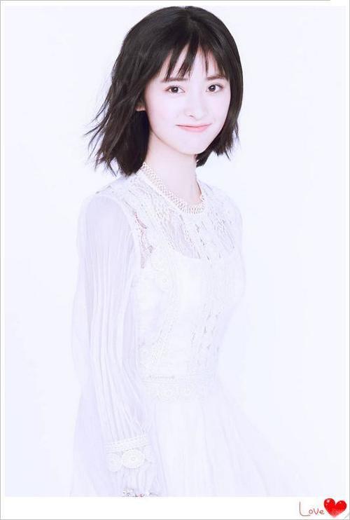 小短腿的沈月穿超短百褶裙真亮眼，网友：看一眼就感觉又恋爱了