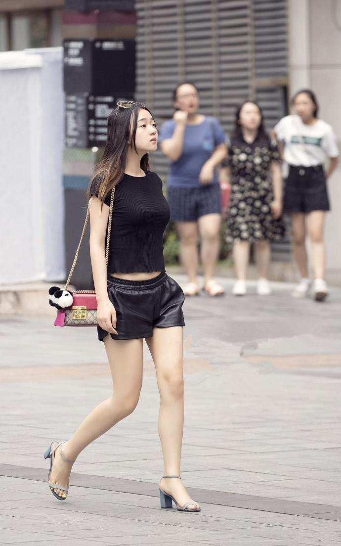 重庆街拍:各种高颜值俏身材大长腿的美女上街，你还走的动路吗?