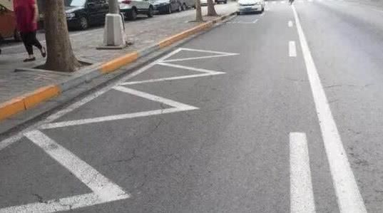 路边“三角标线”是啥意思？老司机：这都不知道，2本驾照不够扣