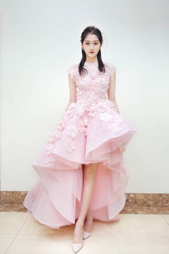 本以为关晓彤穿粉裙够少女的了，可看到迪丽热巴，我愣住了！