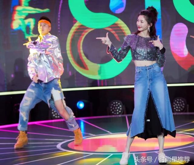 江疏影豁出去了！为凹造型把牛仔裤剪开当裙子穿，不过却意外好看