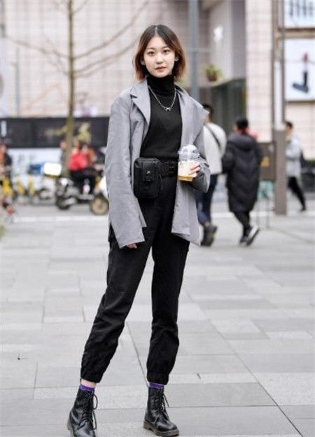  #美好#街拍小姐姐简约的配色带着优雅与美好，举手投足之间都散发着羡慕的魅力