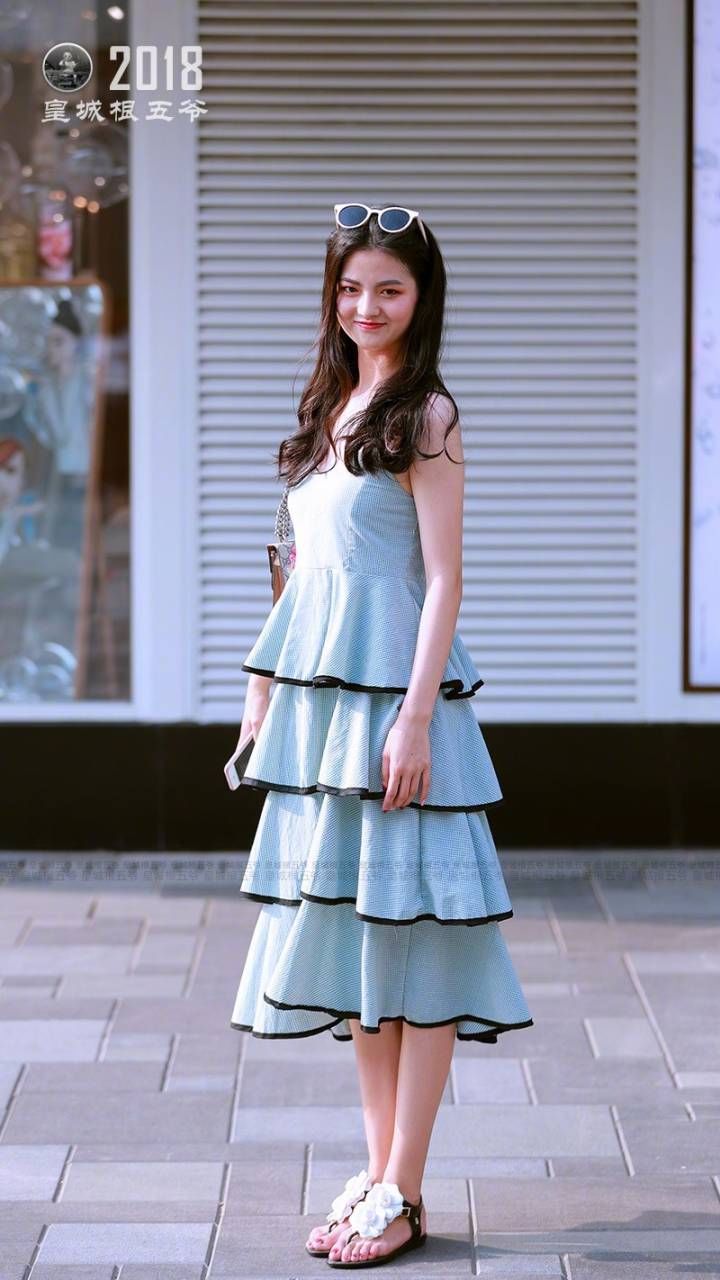 街拍:炎热的夏季里，爱美的姑娘可以选的衣服有很多