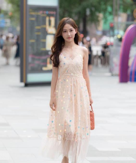  气质：街拍：惹人心动的气质美女，身材高挑，靓丽大气