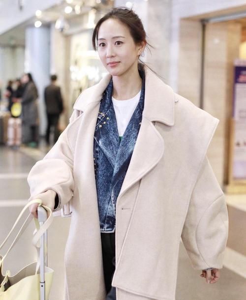  [玫红色]被“健身达人”张钧甯，大衣内搭牛仔外套走机场，窈窕身姿好优美