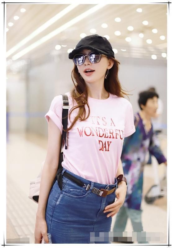 43岁林志玲和42岁马伊琍同穿粉T恤,网友:与其装嫩不如优雅老去