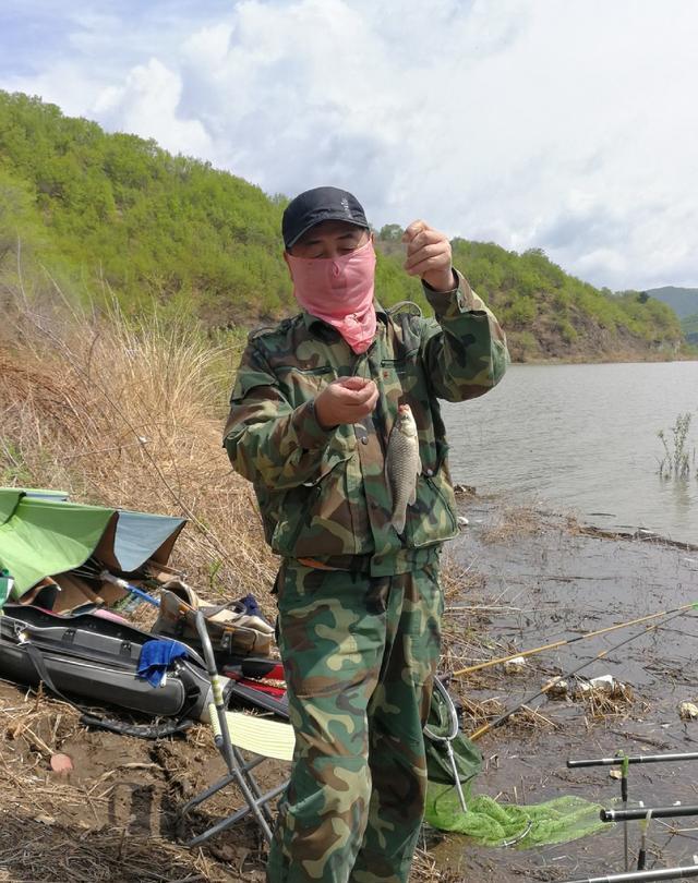  兰湖：母亲节延吉海兰湖垂钓，斤鲫拽走鱼竿很嚣张