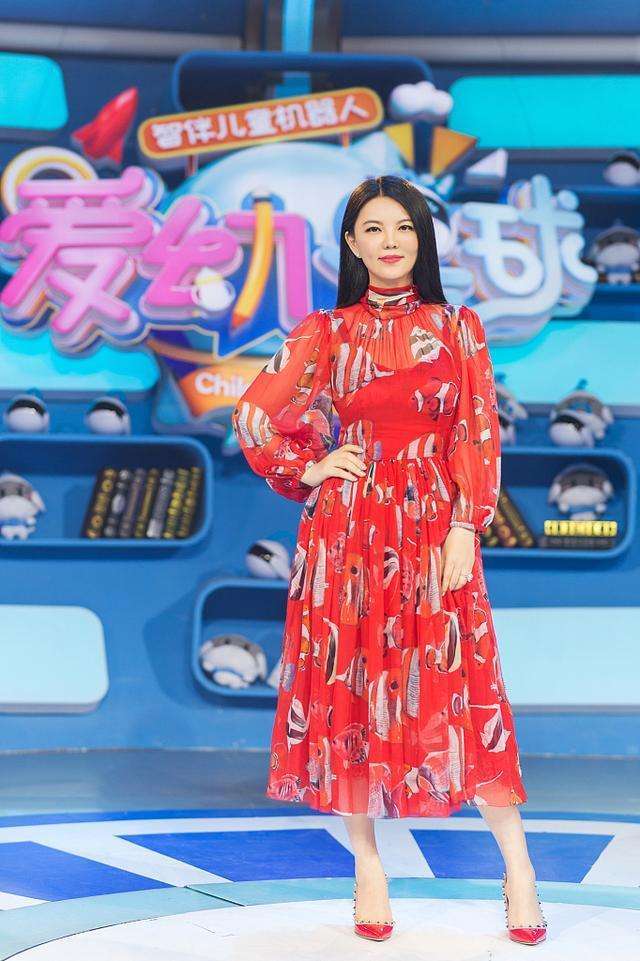 李湘真厉害! 穿的是包臀裙还夹得这么紧 网友: 这尺寸也未免太尴