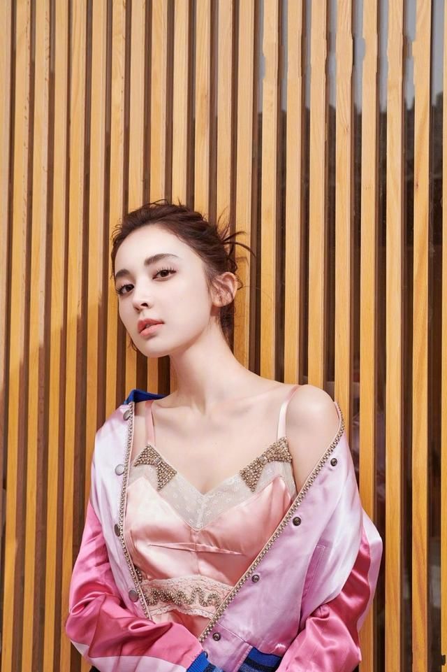 古力娜扎穿v领礼服现身,离开PS后脸型都变了,网友:真没整容?