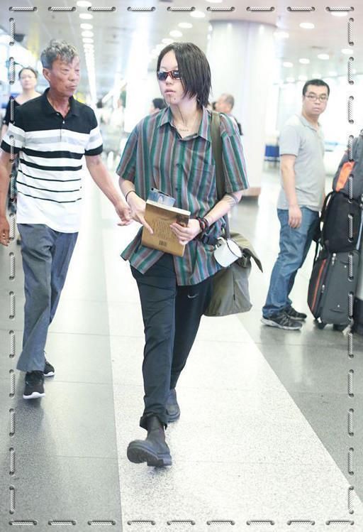 窦靖童轻装上阵！茶缸、木箱全都不见了，网友：这么利落真不习惯