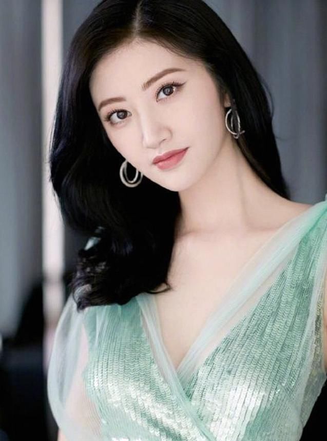 『 显得』配长卷发美出新高度，显得身材非常高挑，景甜穿淡绿色深V长裙