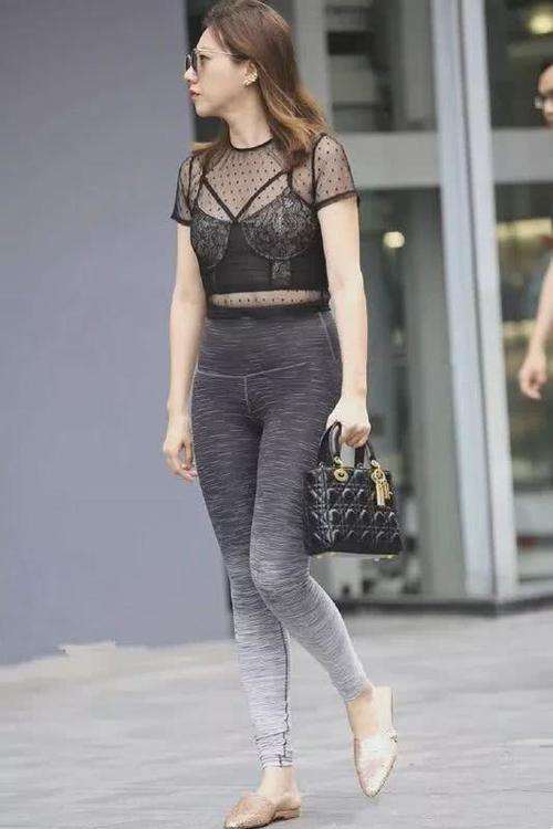 透色薄纱搭配黑灰渐变色紧身裤,性感撩人端庄大气